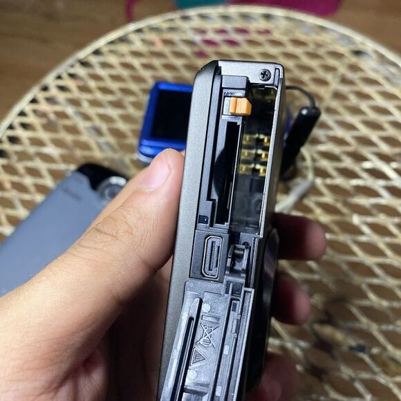 Digital Cameras LOT 3 Kodak ZX3 Insignia NS-DSC1112 Kodak V1253 For Parts Repair - Picture 9 of 14